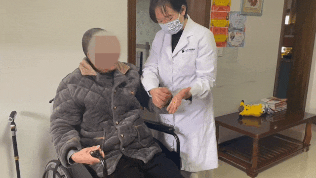 康复进家丨走进脑出血患者的家庭，把专业康复「拆解」成家庭动作