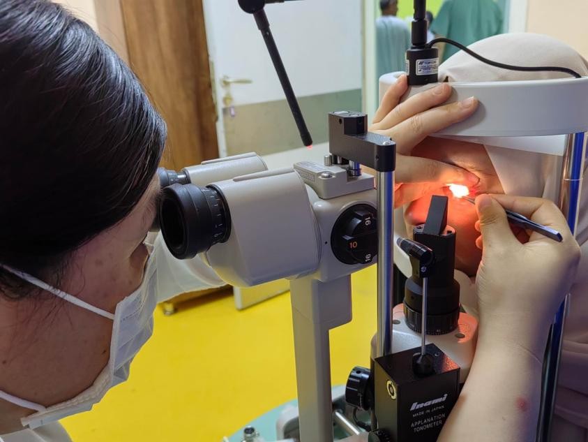 古尔邦节突现眼蝇蛆病危机 中国援阿医生周芸芸"显微抓捕"守护光明