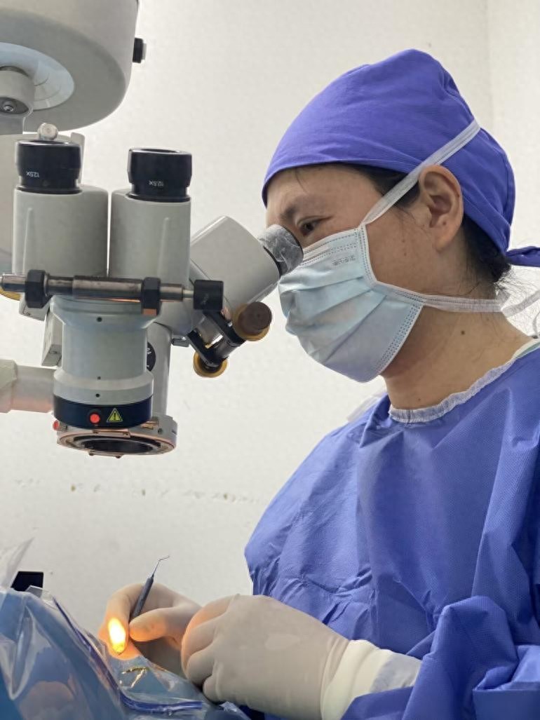 古尔邦节突现眼蝇蛆病危机 中国援阿医生周芸芸"显微抓捕"守护光明