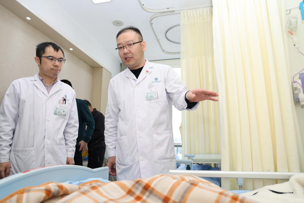 3000 毫升！老人腹内隐匿性出血，深圳医生「快准狠」一招止血