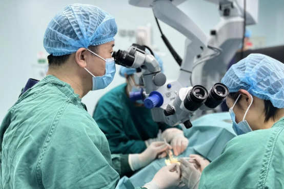 双眼高度近视伴斜视，双术合璧助力 12 岁少年迎视觉新生！