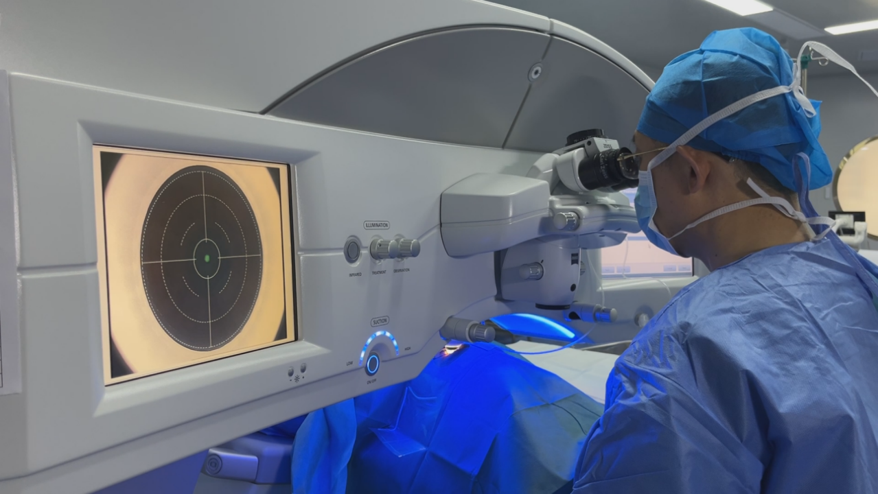 跨越八载的光明传承：父子两代在哈尔滨华厦眼科共启高清人生