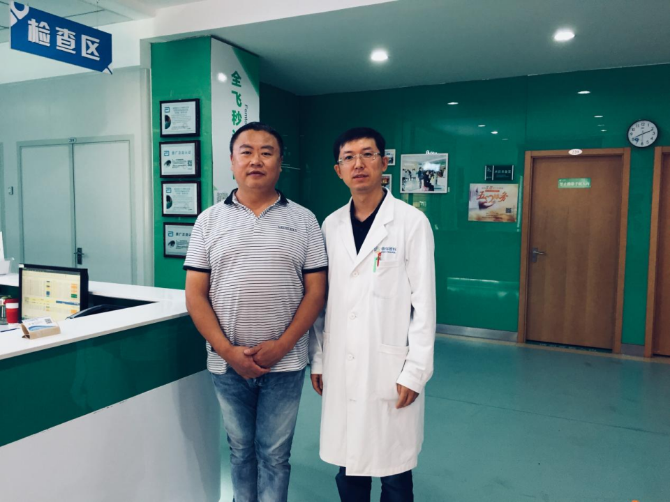 跨越八载的光明传承：父子两代在哈尔滨华厦眼科共启高清人生