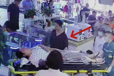 郑医好人+1！游泳馆内女子面色苍白、四肢瘫软险倒地，她冲上前去救治！