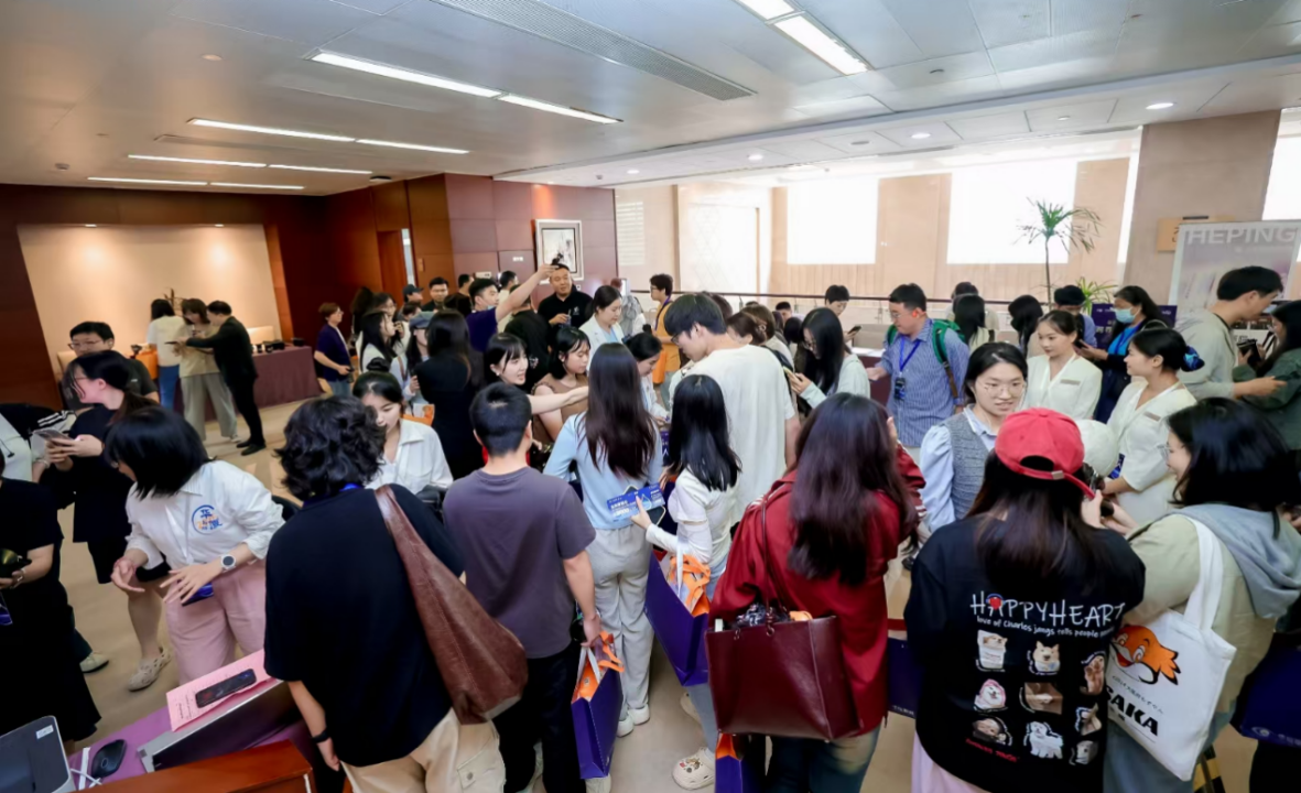 关爱师生眼健康—上海和平眼科医院走进上海大学