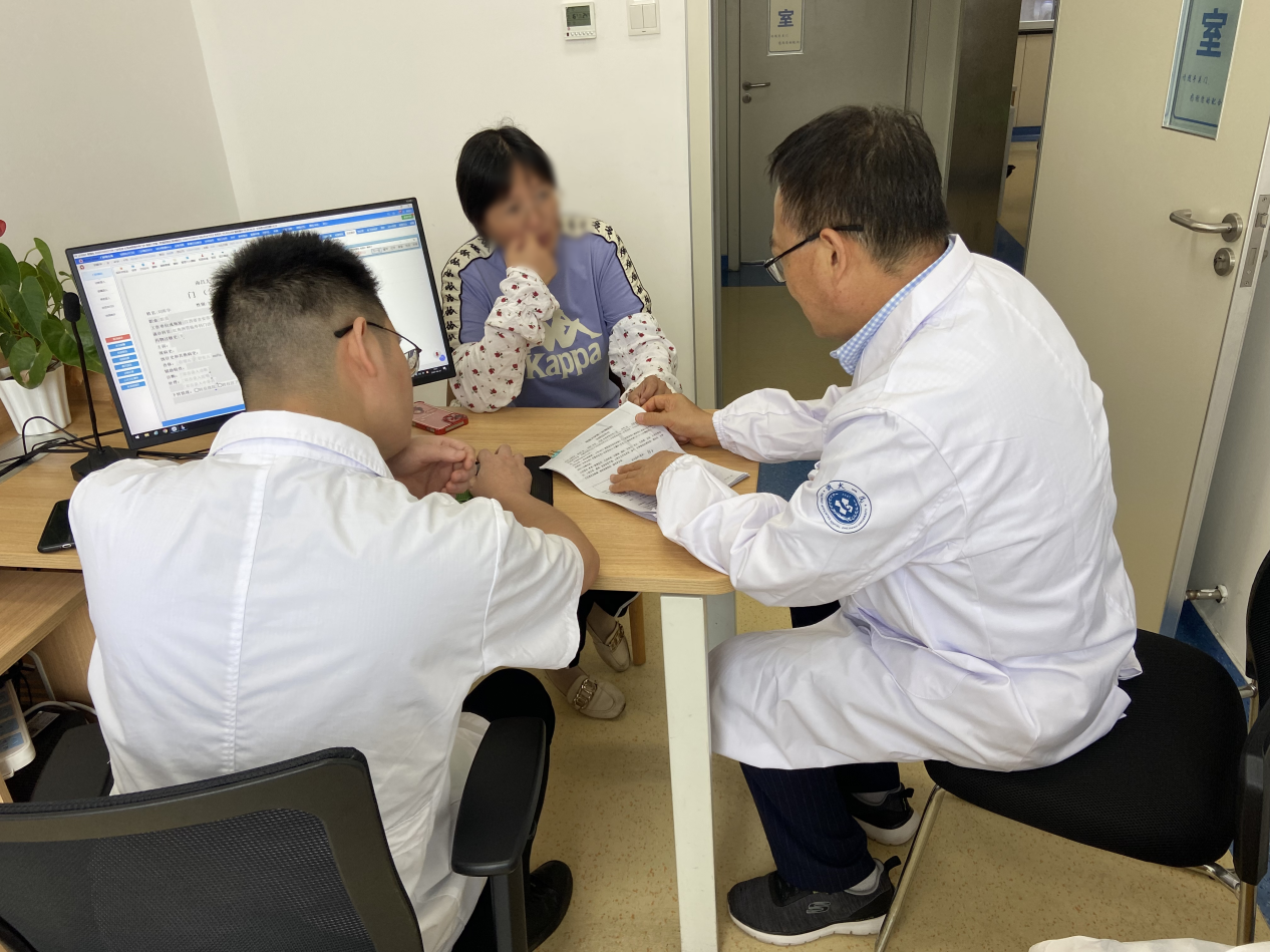 全国结直肠外科权威专家吴国生教授来南大二附院坐诊与诊疗指导