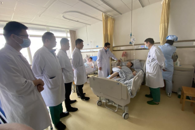 全国结直肠外科权威专家吴国生教授来南大二附院坐诊与诊疗指导