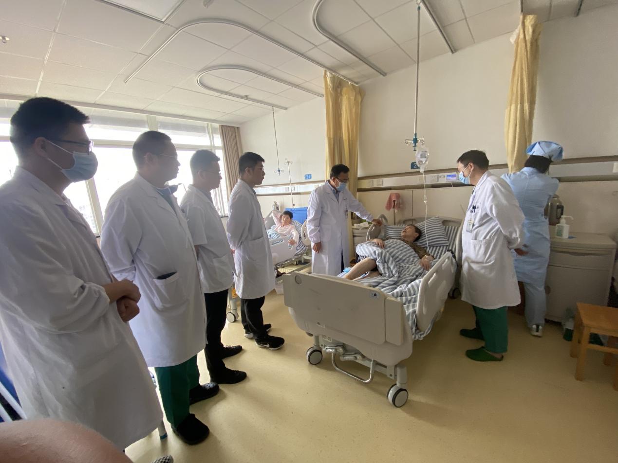 全国结直肠外科权威专家吴国生教授来南大二附院坐诊与诊疗指导