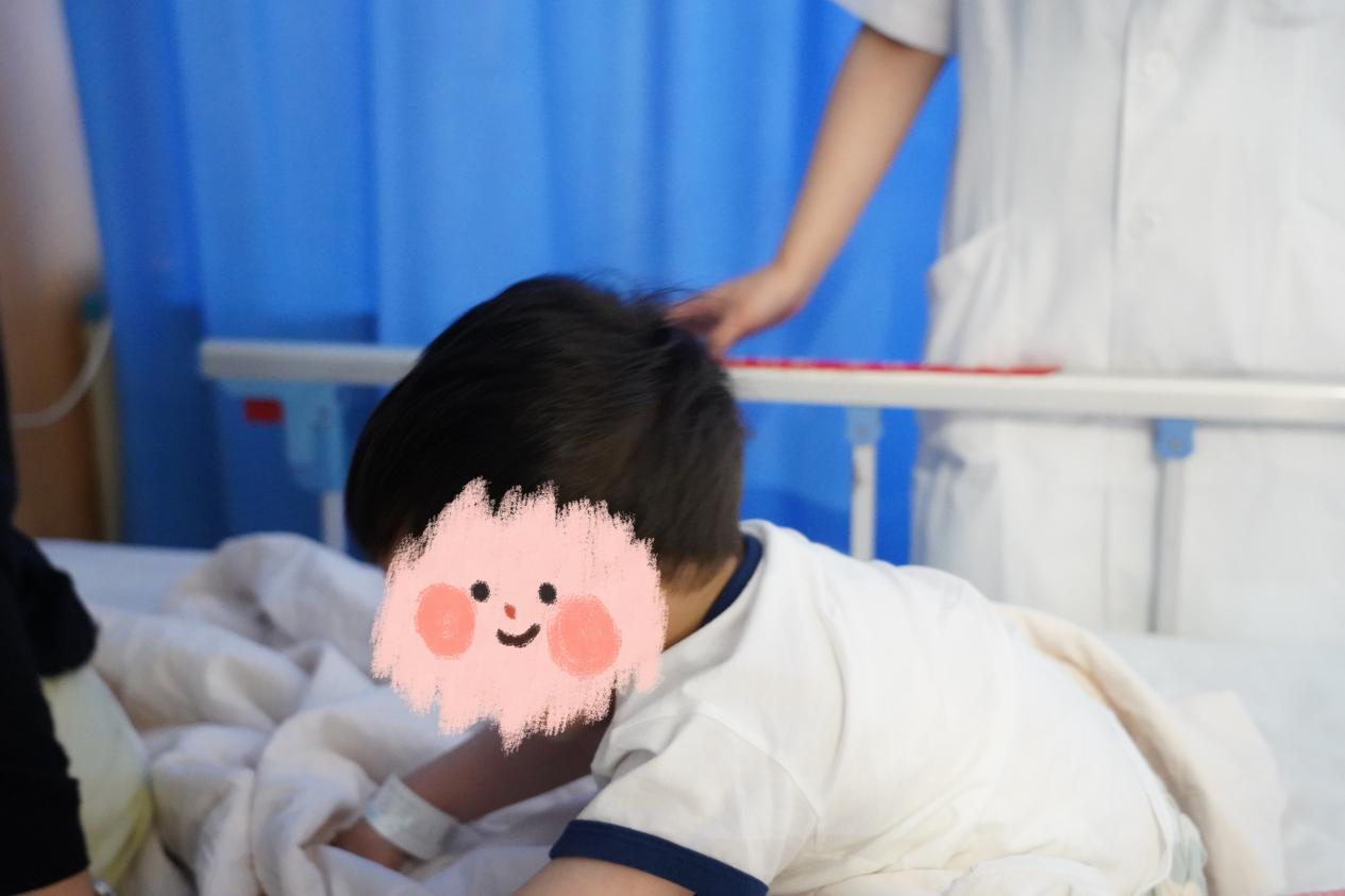 双生姐弟不同「视」，成都爱尔眼科医院助 2 岁幼童摘障见光明