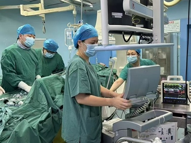 攻坚「钙化堡垒」！湖北省三院阳逻院区成功实施高难度冠脉手术，为七旬老人重铸「心」路