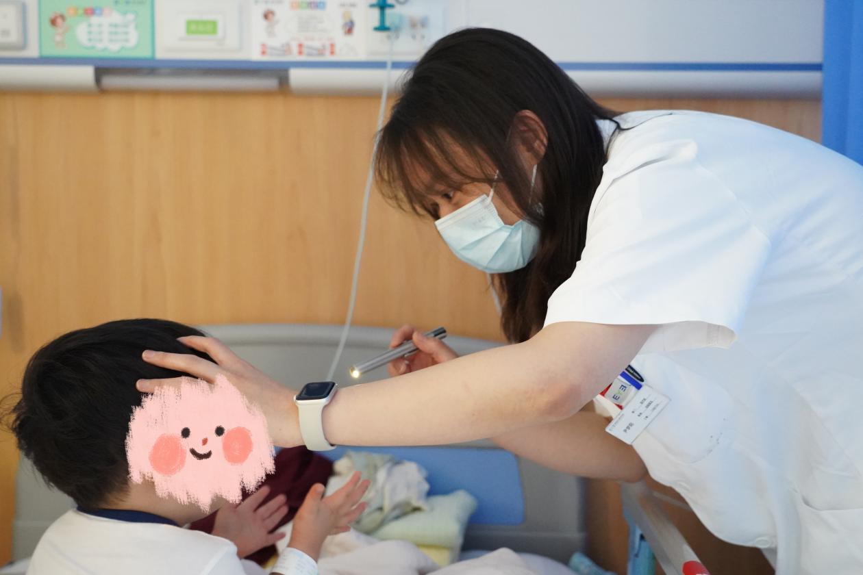 双生姐弟不同「视」，成都爱尔眼科医院助 2 岁幼童摘障见光明