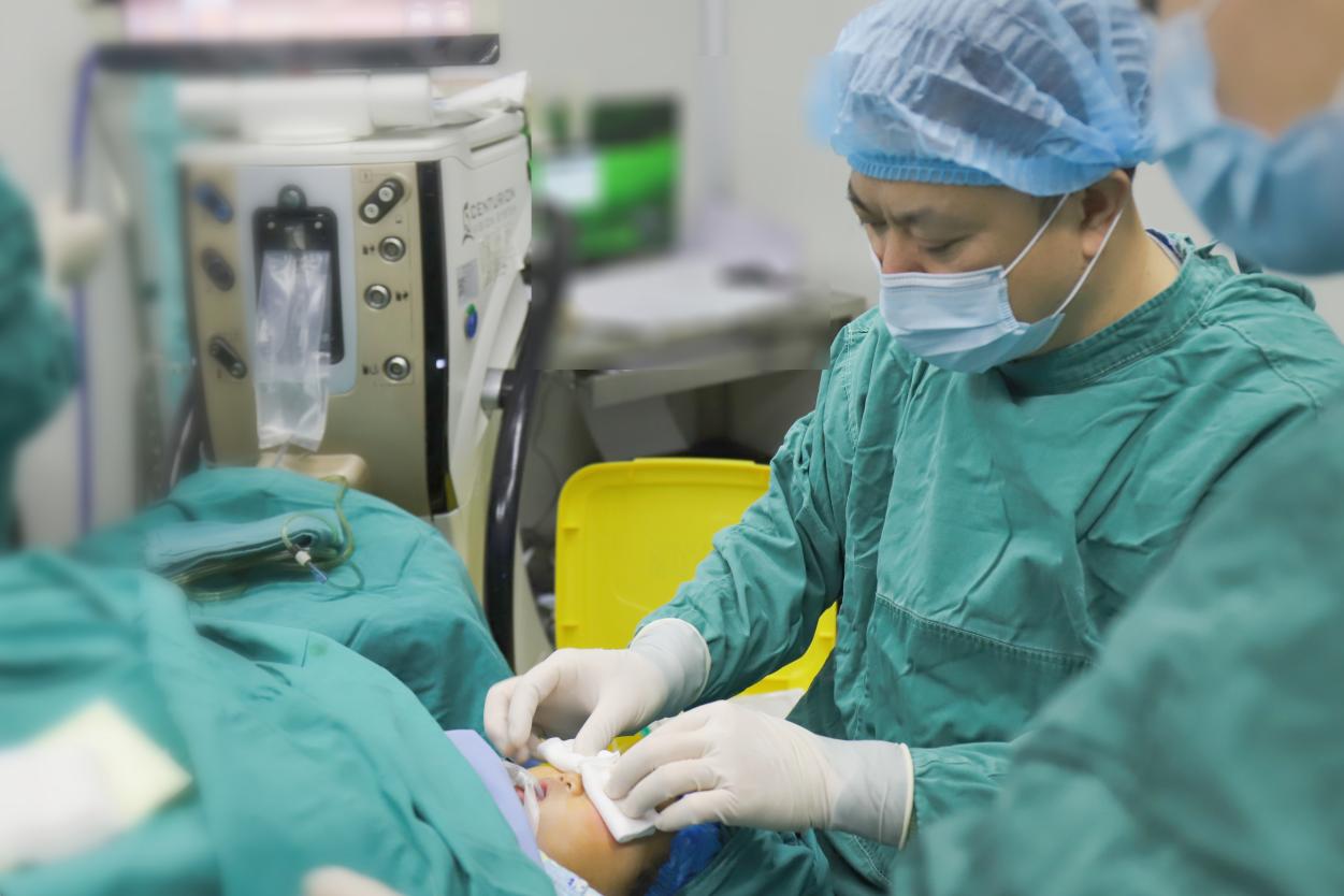 双生姐弟不同「视」，成都爱尔眼科医院助 2 岁幼童摘障见光明