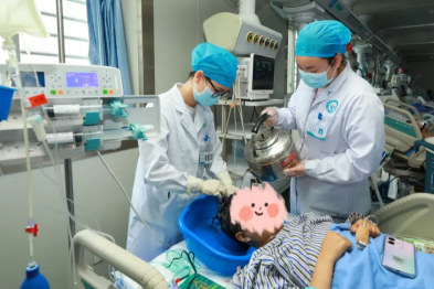 在最「冰冷」的病房，她们用爱焐热了一颗绝望的心