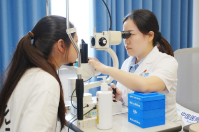 逆境中普瑞慈善光明基金伸援手 精准 EVO ICL 晶体植入助女孩摘镜成功