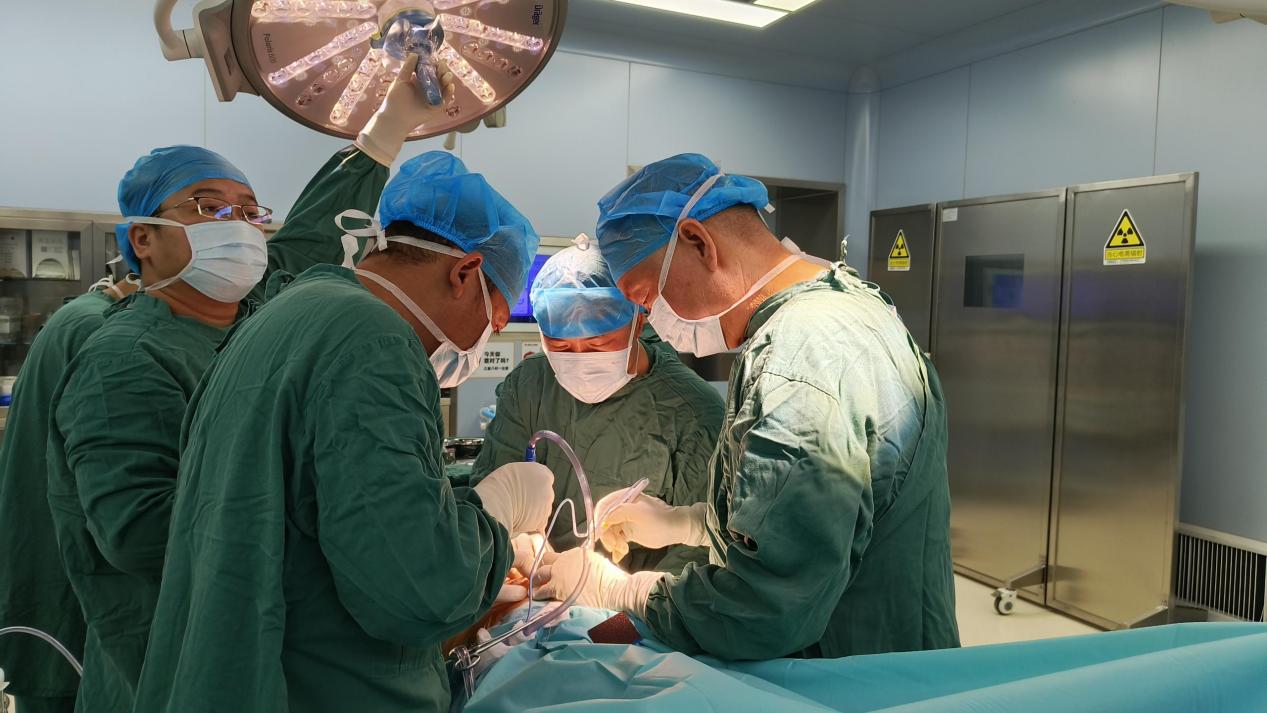 50 岁大伯膝盖磨光痛到「叫」!湖南妇女儿童医院关节置换助其换膝