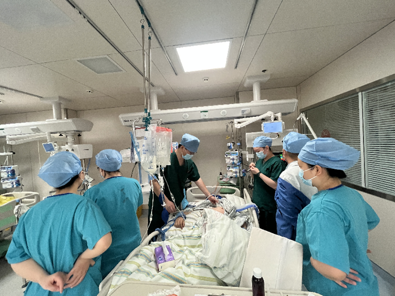 35 岁男子心搏骤停复苏后又身陷「 电风暴 」 ！武大人民医院洪山院区多学科「 硬核救治 」挽救生命