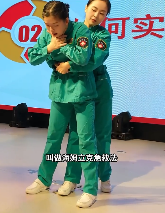 异物卡喉别乱来，这一动作学会能救命！拍背、喝醋反误事