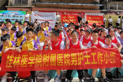 桂林医科大学一附院男护士工作小组送防溺水知识进校园