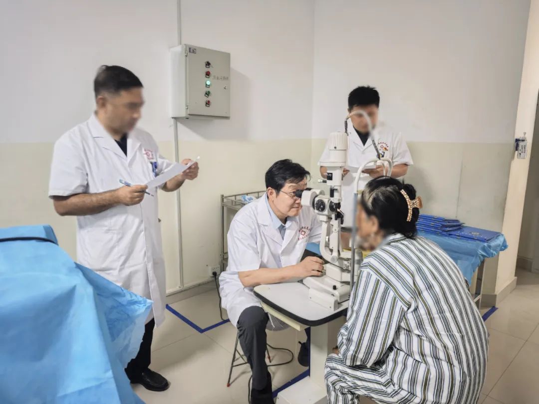 筑牢民族意识,共促医疗发展 | 北京华厦民众眼科医院侯宝杰院长受邀赴疆开展医疗援助