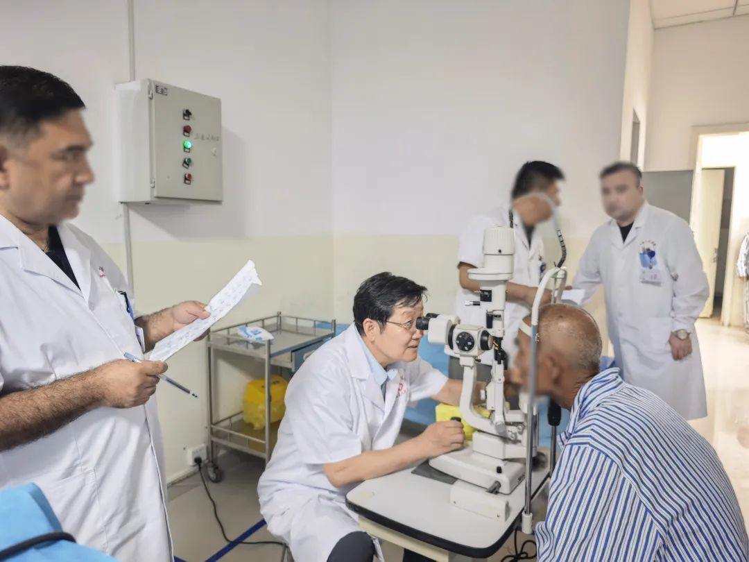 筑牢民族意识,共促医疗发展 | 北京华厦民众眼科医院侯宝杰院长受邀赴疆开展医疗援助
