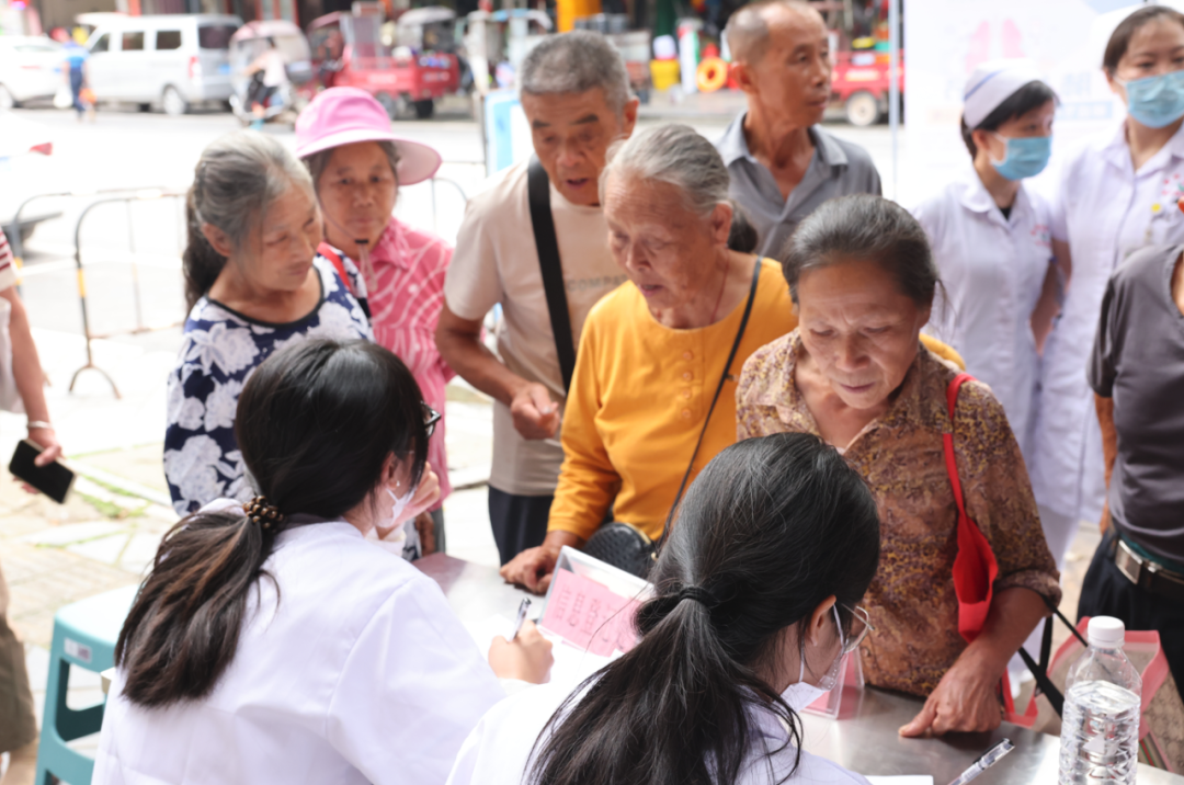 六塘镇赶圩把病看！桂林医科大学二附院公益惠民活动好贴心