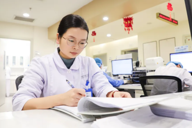 万米高空 苏州护士长航班救人获赞