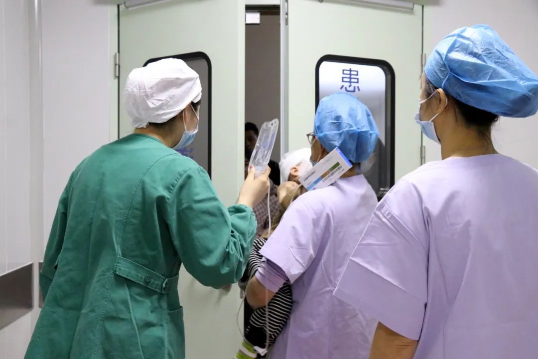 两岁萌娃冲破黑暗,实现光明逆袭