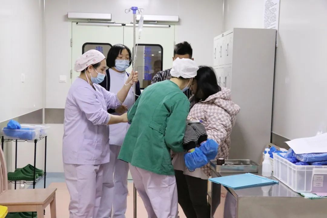 两岁萌娃冲破黑暗,实现光明逆袭