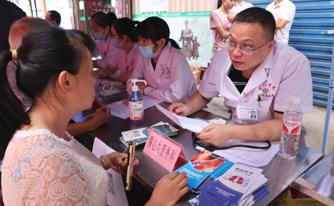 六塘镇赶圩把病看！桂林医科大学二附院公益惠民活动好贴心