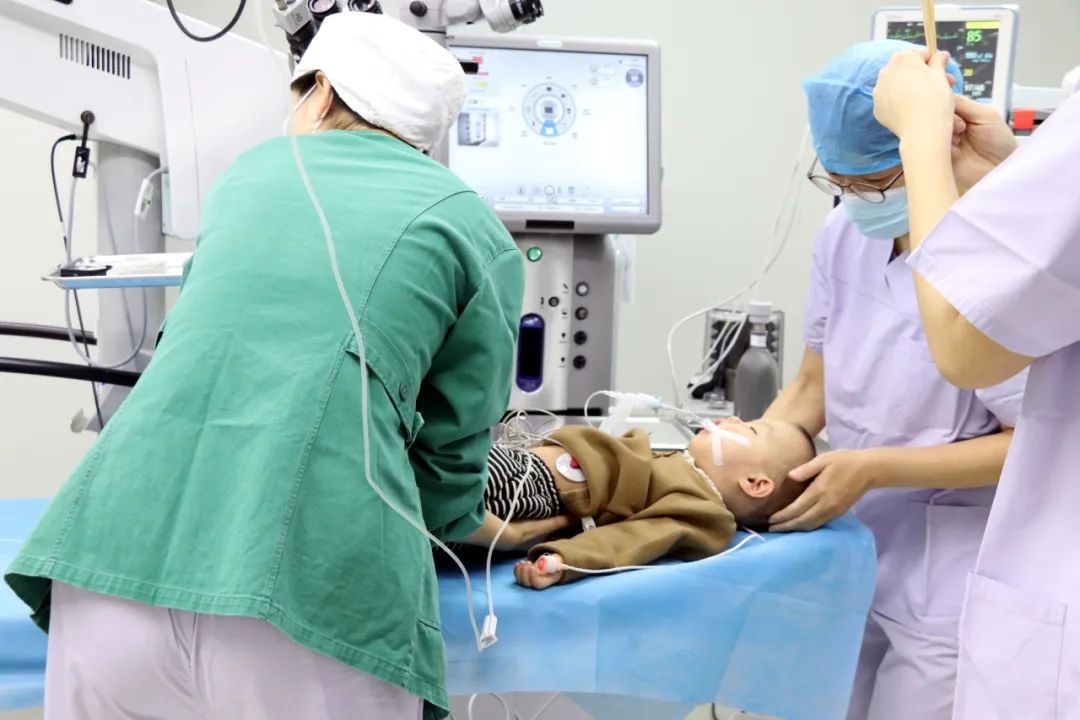 两岁萌娃冲破黑暗,实现光明逆袭