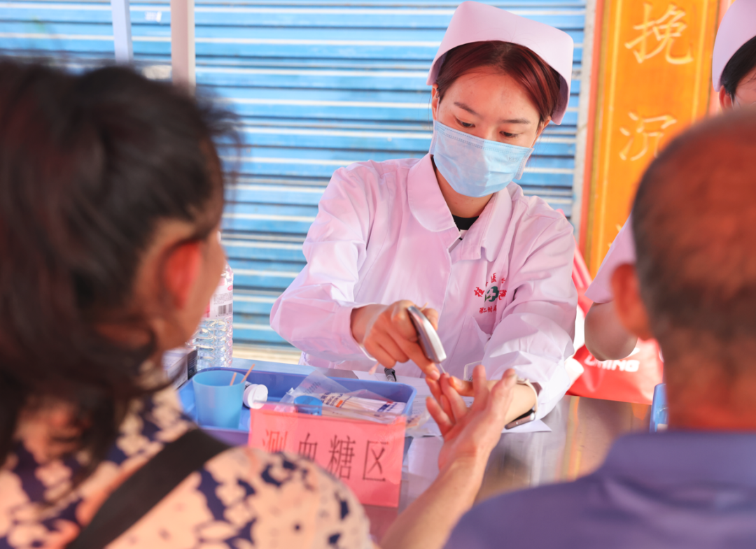 六塘镇赶圩把病看！桂林医科大学二附院公益惠民活动好贴心