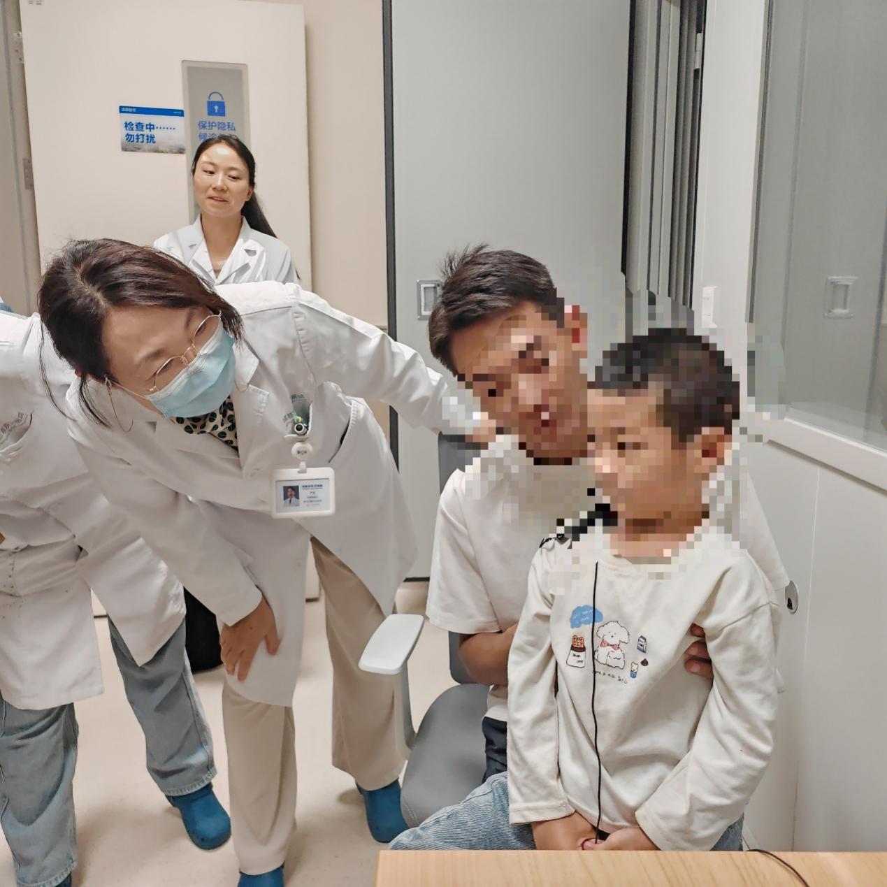 凉山男孩听见世界的第一天:技术和政策帮他打开「声音大门」