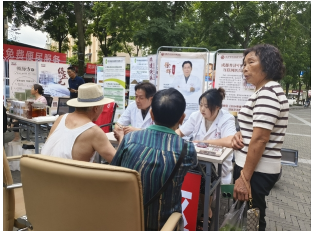 党旗映初心 仁心践使命——成都普济中医药研究院赴青羊区清波社区开展庆建党 104 周年爱心义诊!