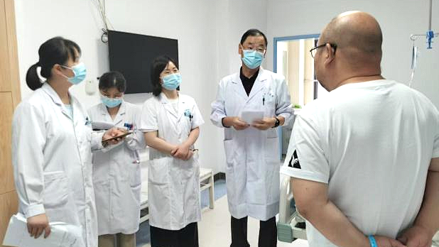 特聘专家杨晓教授带领肾病内科团队成功救治危重肾病综合征患者