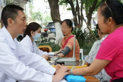 成都海大中医肿瘤医院陈小平主任现身武侯区，开展爱心义诊活动，把健康送到市民朋友家