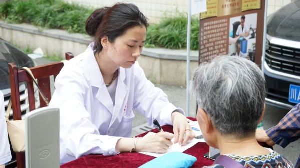 爱心义诊进社区!成都海大谢琳主任酷暑义诊,传递健康与爱