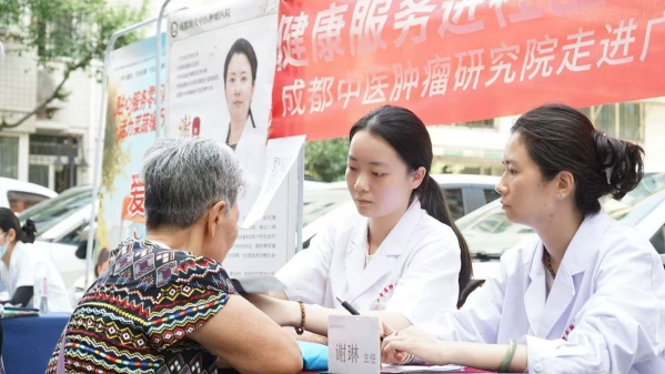 爱心义诊进社区!成都海大谢琳主任酷暑义诊,传递健康与爱