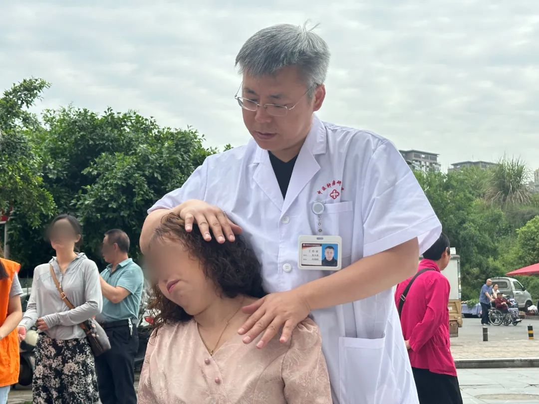 【陈中刚主任义诊】助力公益·为爱陪伴 爱心义诊进社区