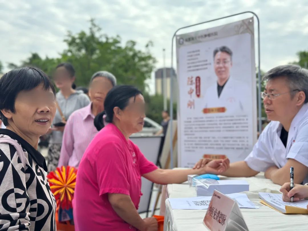 【陈中刚主任义诊】助力公益·为爱陪伴 爱心义诊进社区