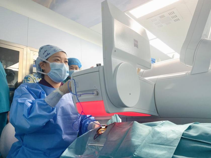 武汉普瑞眼科屈光专家完成可视化近视手术新微创全飞秒 SMILE pro