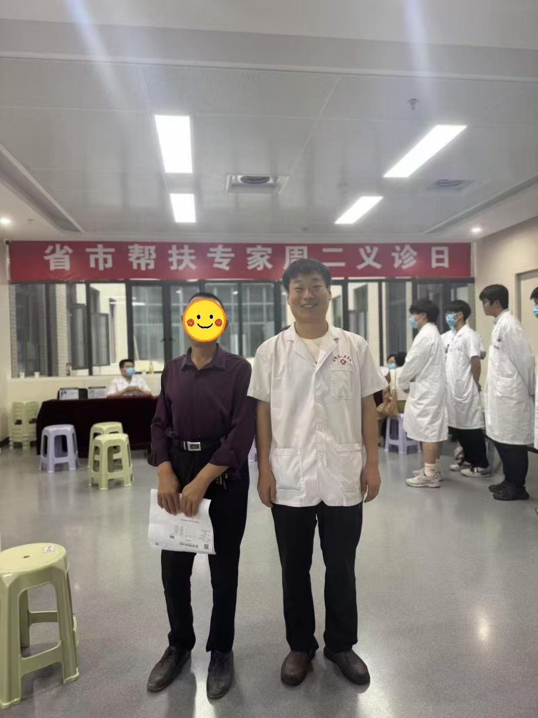 男子身高离奇骤缩 17 厘米，武大人民医院下派专家精准狙击罕见「药物暗伤」