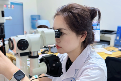 安装工遭 PCV 胶水突袭眼睛！紧急提醒：化学灼伤处理方法！