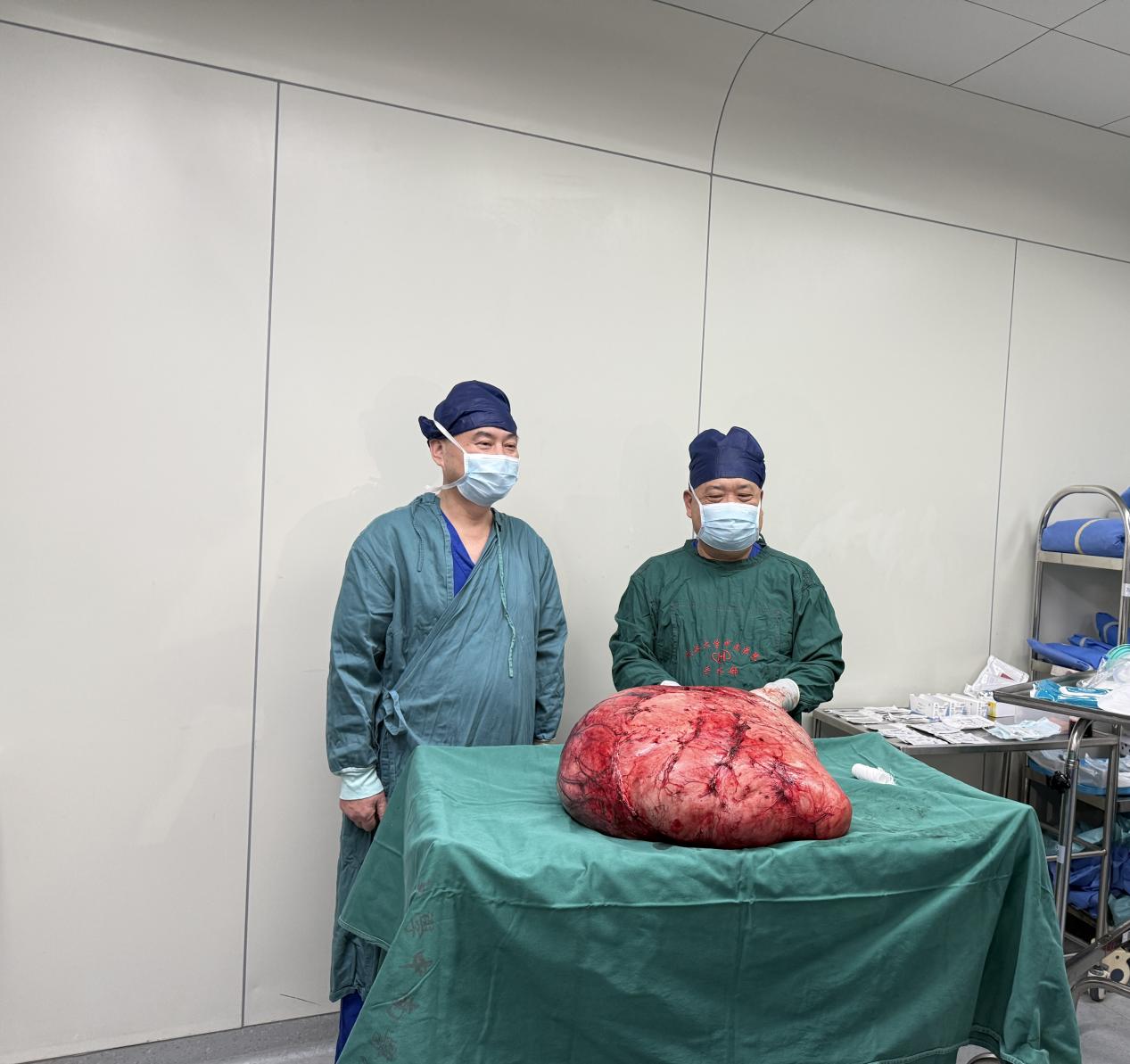 80 斤!武大中南医院多学科专家联手切除全球罕见巨瘤