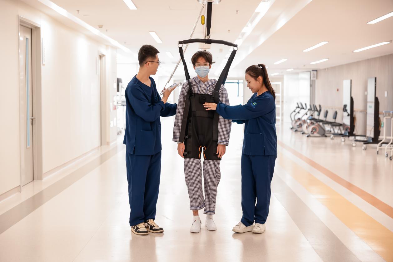 天轨+体感式情景互动:协同唤醒沉睡的意识,康复也能「温情有趣」