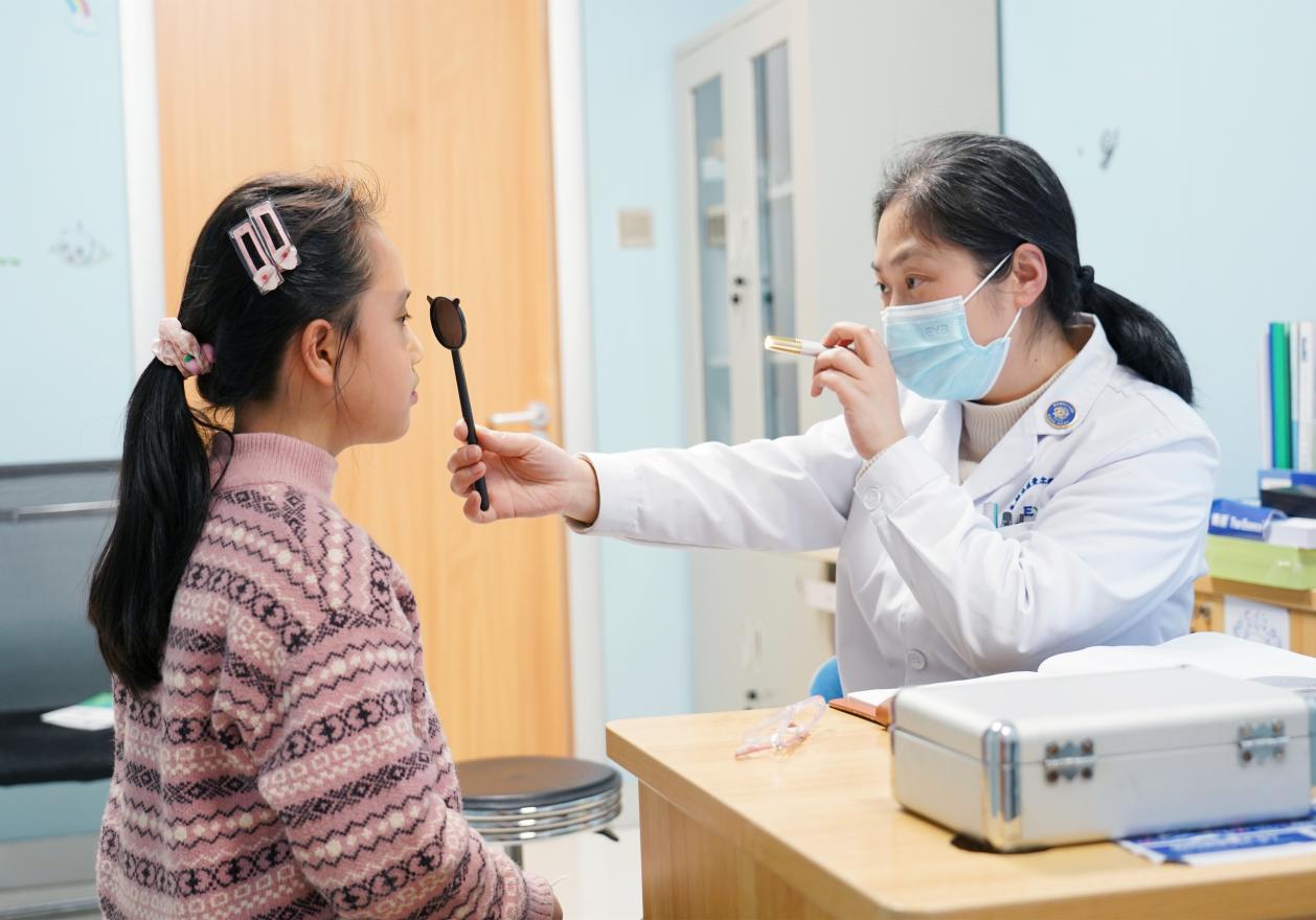 戴镜 3 年仅增 25 度，「爱二代」近视防控 的「通关秘籍」