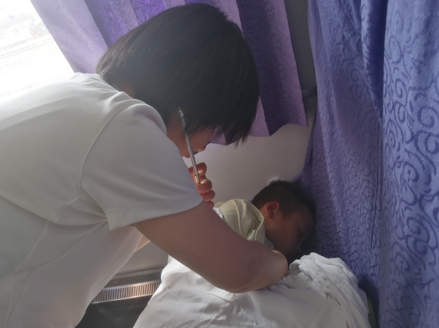 列车上儿童突发高烧 南昌大学二附院援疆医生刘琴紧急救援