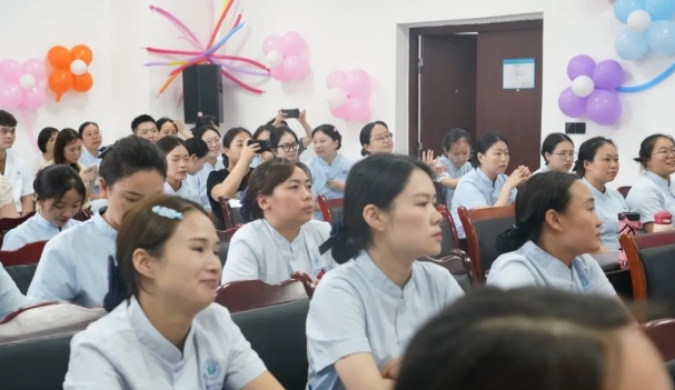 筑梦天使路·启航新征程丨重庆大学附属黔江医院 2025 年护士规范化培训结业典礼圆满举行