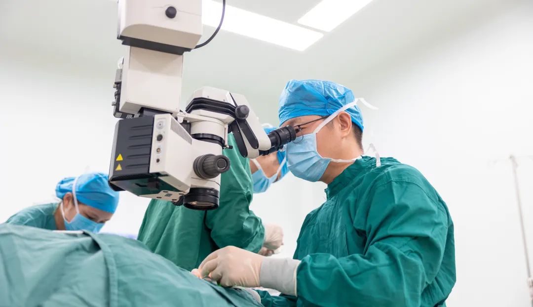 合肥京东方医院:这样看手机或成「斗鸡眼」!90% 的人都有的坏习惯……