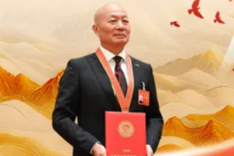 爱尔眼科董事长陈邦荣获"优秀中国特色社会主义事业建设者"称号