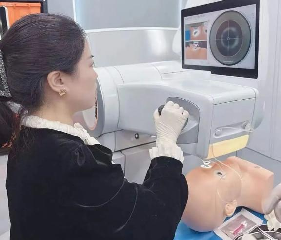 武汉普瑞眼科双院长荣获「新微创全飞秒 SMILE pro 手术认证专家」